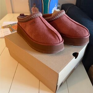 UGG Tazz II size 9 , new in a box